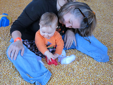 farm-corn-m-with-mommy.jpg