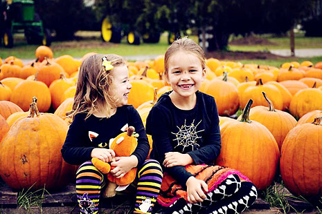 farm-pumpkins-girls.jpg